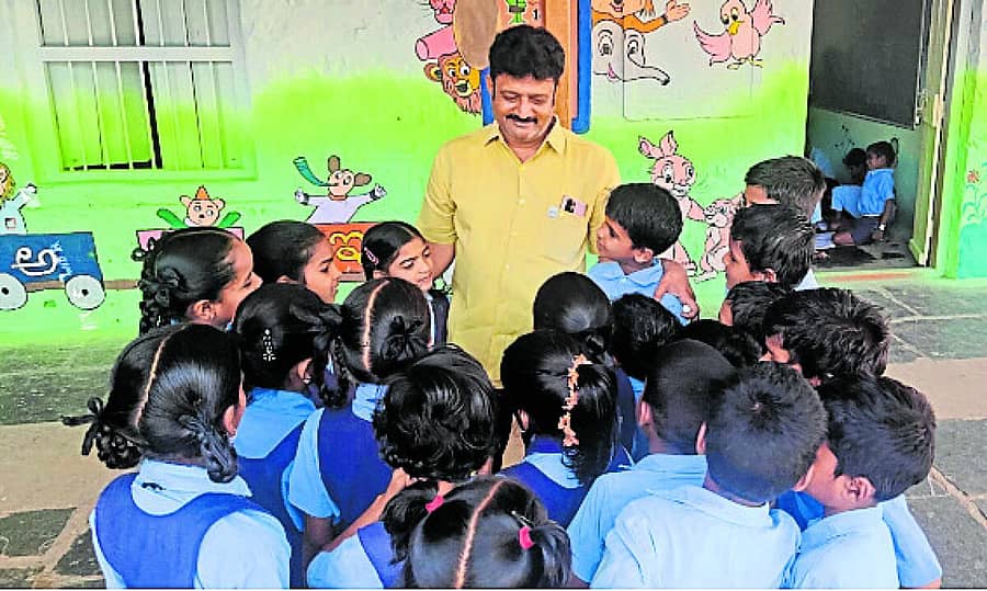 <div class="paragraphs"><p>ಮುಂಡರಗಿ ತಾಲ್ಲೂಕಿನ ರಾಮೇನಹಳ್ಳಿ ಗ್ರಾಮದ ಸರ್ಕಾರಿ ಶಾಲಾ ಮಕ್ಕಳೊಂದಿಗೆ ಆನಂದಗೌಡ ಪಾಟೀಲ ಸಂವಾದ ನಡೆಸಿದರು</p></div>