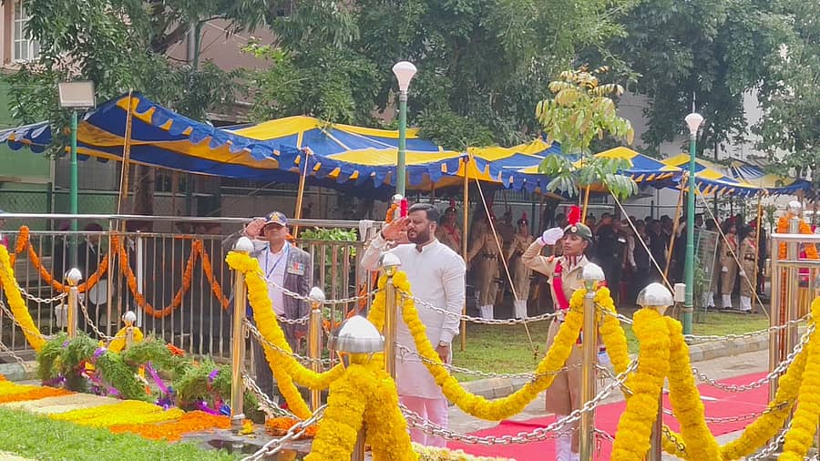 ಹಾಸನದ ಕಾರ್ಯಪ್ಪ ಪಾರ್ಕ್‌ನಲ್ಲಿ ಶನಿವಾರ ಹುತಾತ್ಮ ಯೋಧರ ಸ್ಮಾರಕಕ್ಕೆ ಶಾಸಕ ಸ್ವರೂಪ್‌ ಪ್ರಕಾಶ್‌ ಗೌರವ ಸಲ್ಲಿಸಿದರು