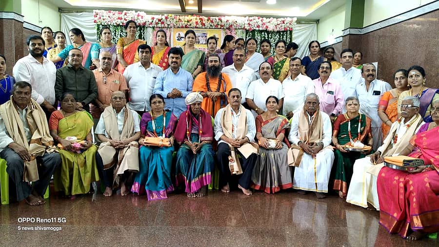 ಶಿವಮೊಗ್ಗದ ವಿನೋಬನಗರದ ಶಿವಾಲಯದಲ್ಲಿ ಆಯೋಜಿಸಿದ್ದ ಜಂಗಮ ಮಹಿಳಾ ಸಮಾಜದ 7ನೇ ವಾರ್ಷಿಕೋತ್ಸವ ಸಮಾರಂಭದಲ್ಲಿ ಸಮಾಜದ ಹಿರಿಯ ದಂಪತಿಗಳನ್ನು ಸನ್ಮಾನಿಸಲಾಯಿತು