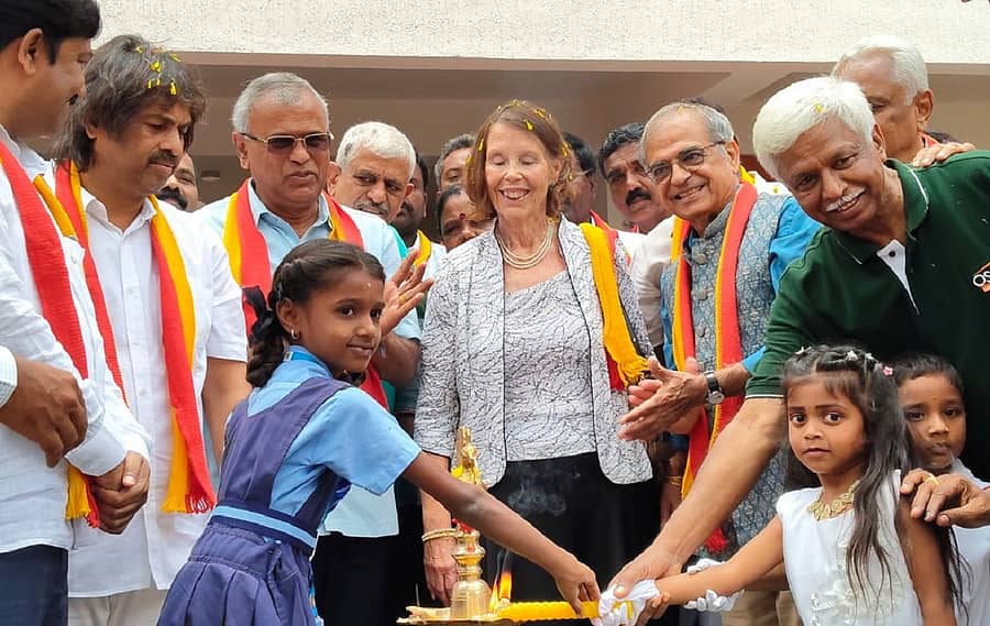 ಮಾಲೂರು ತಾಲ್ಲೂಕಿನ ಮಾಸ್ತಿಯಲ್ಲಿ ಶನಿವಾರ ಕರ್ನಾಟಕ ಪಬ್ಲಿಕ್‌ ಶಾಲೆಯ ನೂತನ ಕಟ್ಟಡವನ್ನು ಮಕ್ಕಳ ಸಮ್ಮುಖದಲ್ಲಿ ಸಚಿವ ಮಧು ಬಂಗಾರಪ್ಪ ಉದ್ಘಾಟಿಸಿದರು. ದಾನಿಗಳಾದ ಜನಾರ್ದನ್‌ ಹಾಗೂ ಲಿಂಡಾ ಠಕ್ಕರ್‌ ದಂಪತಿ, ಶಾಸಕರಾದ ಕೆ.ವೈ.ನಂಜೇಗೌಡ, ಎಂ.ಎಲ್‌.ಅನಿಲ್‌ ಕುಮಾರ್‌, ಒಸಾಟ್‌ ಸಂಸ್ಥೆಯ ವಾದಿರಾಜ್‌ ಭಟ್‌, ವೀರಣ್ಣಗೌಡ ಪಾಲ್ಗೊಂಡಿದ್ದರು
