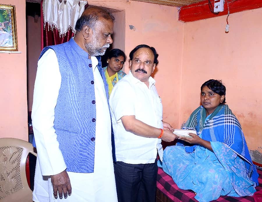 ಹೊಳಲ್ಕೆರೆ ತಾಲ್ಲೂಕಿನ ಗಿಲಿಕೇನಹಳ್ಳಿಗೆ ಸಚಿವ ಡಿ.ಸುಧಾಕರ್ ಹಾಗೂ ಮಾಜಿ ಸಚಿವ ಎಚ್.ಆಂಜನೇಯ ಶನಿವಾರ ಭೇಟಿ ನೀಡಿ ಪೊಲೀಸ್ ಠಾಣೆ ಎದುರು ವಿಷ ಕುಡಿದು ಸಾವನ್ನಪ್ಪಿದ ಅಜ್ಜಯ್ಯ ಅವರ ಪತ್ನಿ ಪುಷ್ಪಾವತಿ ಅವರಿಗೆ ಧನಸಹಾಯ ನೀಡಿದರು.