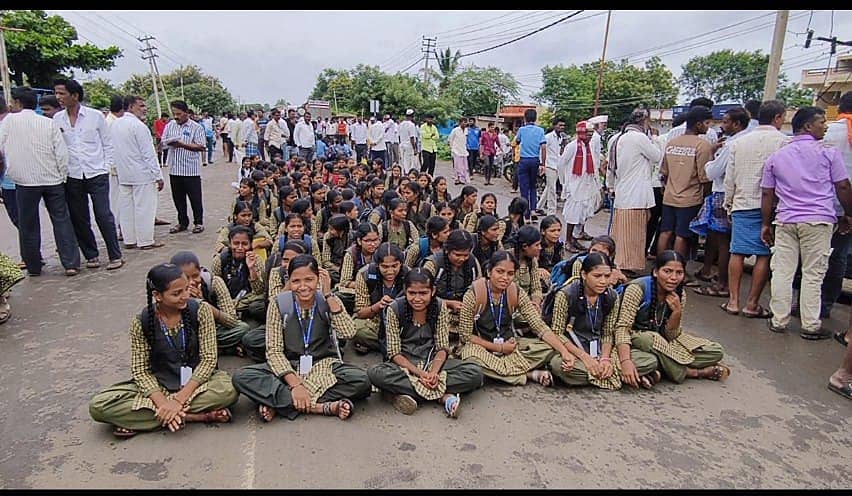 ಜೇವರ್ಗಿ : ತಾಲ್ಲೂಕಿನ ಮಂದೇವಾಲ ಗ್ರಾಮದ ಸರಕಾರಿ ಪ್ರೌಢಶಾಲೆಯ ವಿದ್ಯಾರ್ಥಿಗಳು ವಿವಿಧ ಬೇಡಿಕೆಗಳ ಈಡೇರಿಕೆಗೆ ಒತ್ತಾಯಿಸಿ ಹತ್ತಿರದ ರಾಷ್ಟ್ರೀಯ ಹೆದ್ದಾರಿ ಬಂದ್ ಮಾಡಿ ಪ್ರತಿಭಟನೆ ನಡೆಸಿದರು.