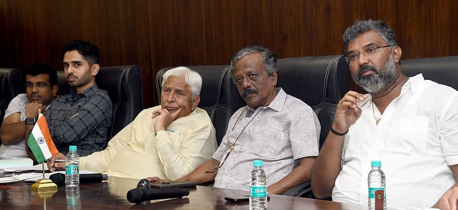 ಬೆಳಗಾವಿಯಲ್ಲಿ ಶನಿವಾರ, ಗಡಿ ಉಸ್ತುವಾರಿ ಸಚಿವ ಎಚ್.ಕೆ.ಪಾಟೀಲ ಅವರು ಕನ್ನಡ ಪರ ಸಂಘಟನೆಗಳ ಸಭೆ ನಡೆಸಿದರು. ಡಾ.ಭೀಮಾಶಂಕರ ಗುಳೇದ, ಮೊಹಮ್ಮದ್ ರೋಷನ್, ಅಶೋಕ ಚಂದರಗಿ, ವಿಶ್ವಾಸ ವೈದ್ಯ ಅವರೂ ಪಾಲ್ಗೊಂಡರು