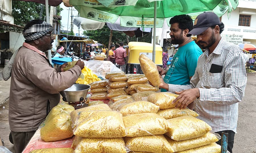 ಹಾವೇರಿ ಮಾರುಕಟ್ಟೆಯಲ್ಲಿ ಉಂಡಿ ತಯಾರಿಕೆ ಅಗತ್ಯವಿರುವ ವಸ್ತುಗಳನ್ನು ಜನರು ಶನಿವಾರ ಖರೀದಿಸಿದರು