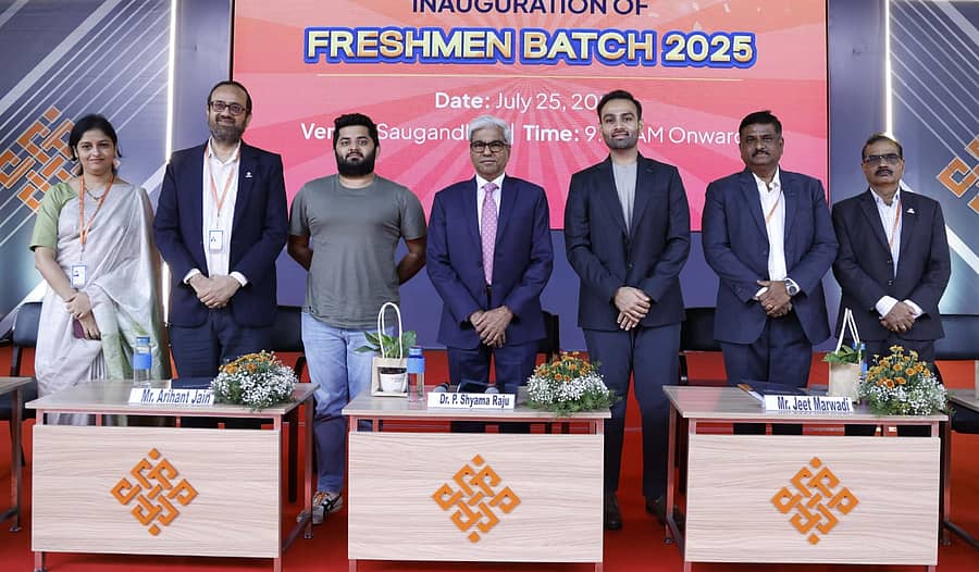 ರೇವಾ ವಿಶ್ವವಿದ್ಯಾಲಯದಲ್ಲಿ ಆಯೋಜಿಸಿದ್ದ 2025-26ನೇ ಶೈಕ್ಷಣಿಕ ಸಾಲಿನ ತಾಂತ್ರಿಕೇತರ ಕಾರ್ಯಕ್ರಮದ ನೂತನ ತಂಡದ ವಿದ್ಯಾರ್ಥಿಗಳಿಗೆ ಸ್ವಾಗತ ಕೋರುವ ಸಮಾರಂಭದಲ್ಲಿ ಅರಿಹಂತ್‌ ಜೈನ್‌, ಪಿ.ಶ್ಯಾಮರಾಜು, ಎಂ.ಡಿ.ಜೀತ್‌ ಮಾರ್ವಾಡಿ, ಡಾ.ಸಂಜಯ್.ಆರ್‌ ಚಿಟ್ನಿಸ್‌, ಕೆ.ಎಸ್‌.ನಾರಾಯಣಸ್ವಾಮಿ, ಶುಭ.ಎ ಪಾಲ್ಗೊಂಡಿದ್ದರು.