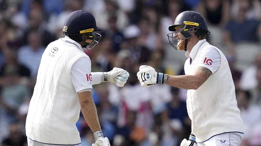 <div class="paragraphs"><p>ಬ್ಯಾಟಿಂಗ್‌ ವೇಳೆ ಜೋ ರೂಟ್‌ ಹಾಗೂ ಬೆನ್‌ ಸ್ಟೋಕ್ಸ್‌</p></div>