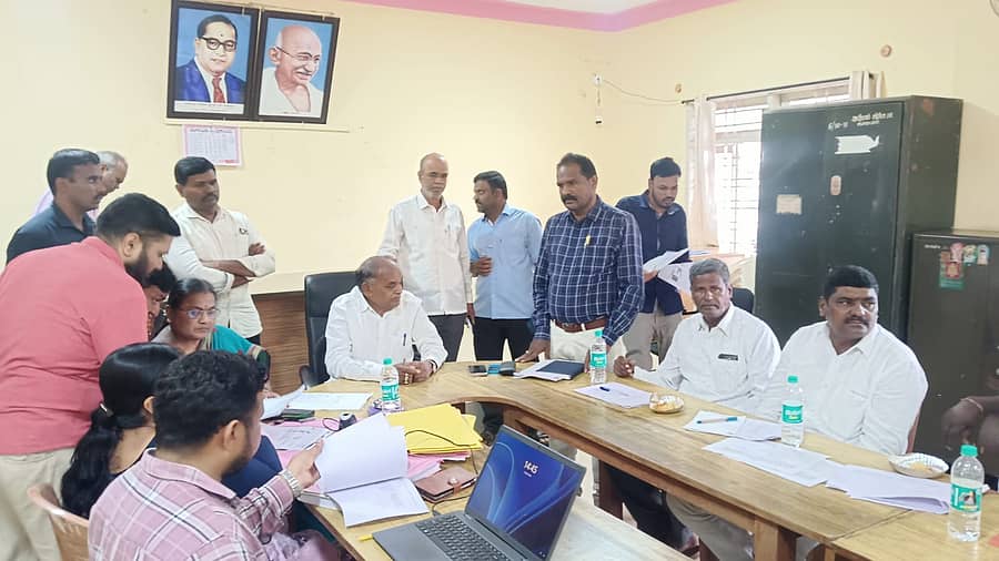 ಚಾಮರಾಜನಗರ ತಾಲ್ಲೂಕು ಕಚೇರಿ ಸಭಾಂಗಣದಲ್ಲಿ 2025–26 ನೇಸಾಲಿನ ಬಗರ್‌ಹುಕುಂ ಸಾಗುವಳಿ ಸಕ್ರಮೀಕರಣ ಸಮಿತಿ ಸಭೆ ಶಾಸಕ ಸಿ.ಪುಟ್ಟರಂಗಶೆಟ್ಟಿ ಅಧ್ಯಕ್ಷತೆಯಲ್ಲಿ ನಡೆಯಿತು