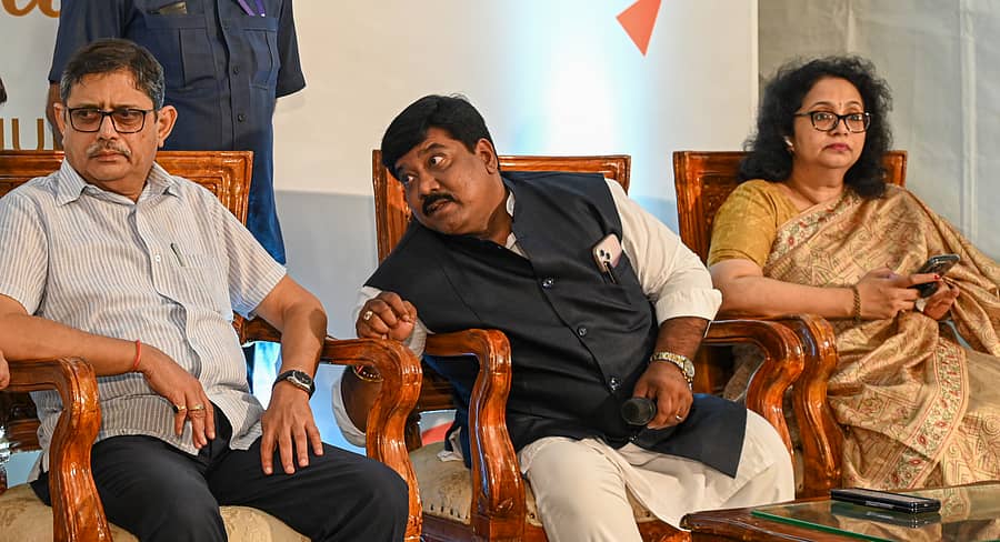 ಕೋರಮಂಗಲದಲ್ಲಿ ನೂತನವಾಗಿ ಪ್ರಾರಂಭವಾಗಿರುವ ಎನ್‌ಐಆರ್‌ಡಿಸಿ ಪ್ರಾದೇಶಿಕ ಕಚೇರಿಯ ಉದ್ಘಾಟನಾ ಸಮಾರಂಭದಲ್ಲಿ ಎನ್‌ಐಆರ್‌ಡಿಸಿ ಅಧ್ಯಕ್ಷ ಶಂಭು ಸಿಂಗ್, ಪ್ರಾದೇಶಿಕ ಅಧ್ಯಕ್ಷ ವೆಂಪಲ್ಲಿ ಅಮಾನುಲ್ಲಾ ಮತ್ತು ಐಸಿಎಲ್ ನಿರ್ದೇಶಕಿ ರಾಜಶ್ರೀ ಉಪಸ್ಥಿತರಿದ್ದರು
ಪ್ರಜಾವಾಣಿ ಚಿತ್ರ