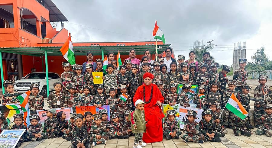 ಎಸ್‌ಜೆಎಸ್‌ ವಿದ್ಯಾಸಂಸ್ಥೆ ಆವರಣದಲ್ಲಿ ಭೋವಿ ಗುರುಪೀಠದ ಇಮ್ಮಡಿ ಸಿದ್ದರಾಮೇಶ್ವರ ಸ್ವಾಮೀಜಿ ಯೋಧರ ವೇಷಭೂಷಣ ತೊಟ್ಟ ಮಕ್ಕಳ ಜೊತೆ ಕಾರ್ಗಿಲ್‌ ವಿಜಯ ದಿನ ಆಚರಿಸಿದರು