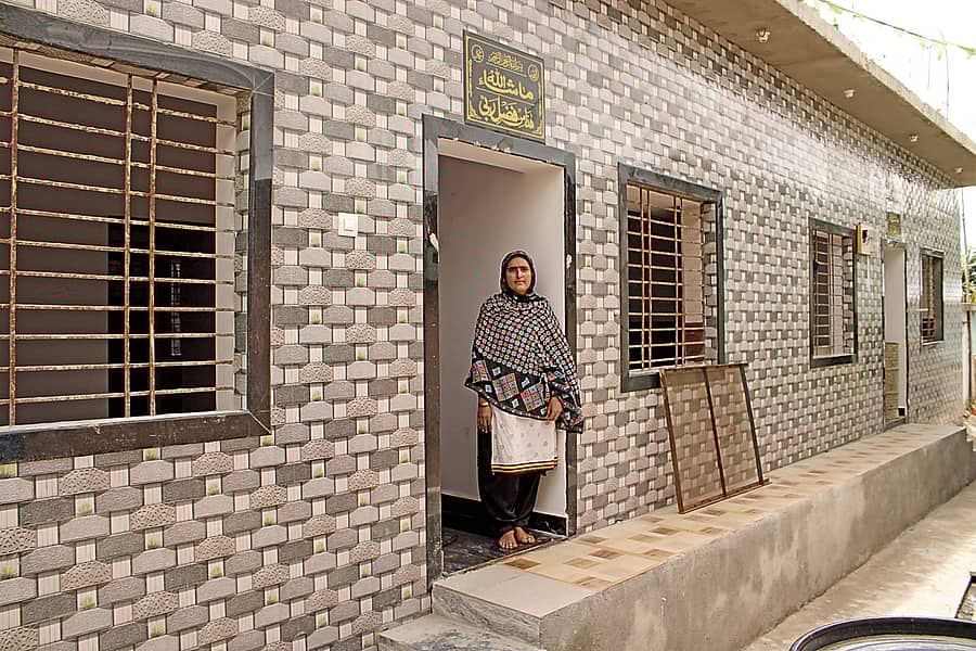 <div class="paragraphs"><p>ದಾವಲ್ ಮಲಿಕ್ ಗ್ರಾಮದ ಆದಾಂಬಿ ನೂರ್ಅಹ್ಮದ್ ಮುಜಾವರ್ ಕಟ್ಟಿಸಿರುವ ಹೊಸ ಮನೆಗೆ ಬಾಗಿಲು ಇಲ್ಲ </p></div>