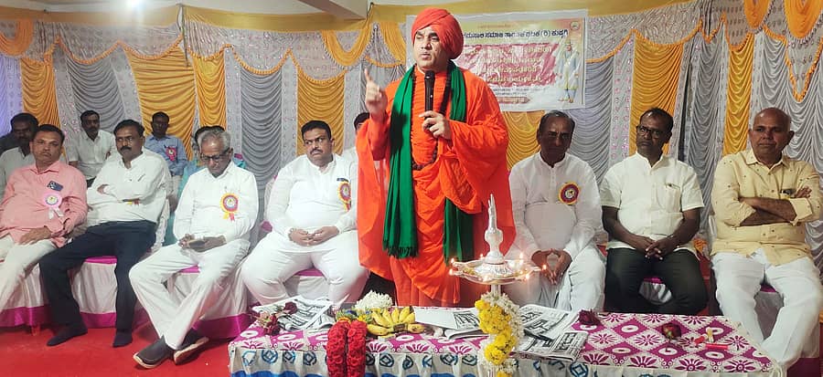 ಕುಷ್ಟಗಿಯಲ್ಲಿ ನಡೆದ ಪಂಚಮಸಾಲಿ ಪ್ರತಿಭಾ ಪುರಸ್ಕಾರ ಕಾರ್ಯಕ್ರಮದಲ್ಲಿ ಬಸವ ಜಯಮೃತ್ಯುಂಜ ಶ್ರೀ ಮಾತನಾಡಿದರು. ಶಾಸಕ ದೊಡ್ಡನಗೌಡ, ಮಾಜಿ ಶಾಸಕ ಕೆ.ಶರಣಪ್ಪ ಇತರರು ಇದ್ದರು