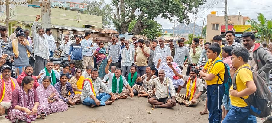 ರಸ್ತೆಗಾಗಿ ಮುಷ್ಟೂರಿನಲ್ಲಿ ಪ್ರತಿಭಟಿಸಿದ ಗ್ರಾಮಸ್ಥರು