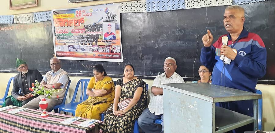 ಹಾವೇರಿಯ ಮುನ್ಸಿಪಲ್ ಹೈಸ್ಕೂಲ್‌ನಲ್ಲಿ ಶನಿವಾಸ ಹಮ್ಮಿಕೊಂಡಿದ್ದ ‘26ನೇ ವರ್ಷದ ಕಾರ್ಗಿಲ್ ವಿಜಯ ದಿವಸ್‌’ ಕಾರ್ಯಕ್ರಮದಲ್ಲಿ ಮಾಜಿ ಸೈನಿಕ ಮಹ್ಮದ್ ಜಹಾಂಗೀರ ಜಿ. ಖವಾಸ ಮಾತನಾಡಿದರು