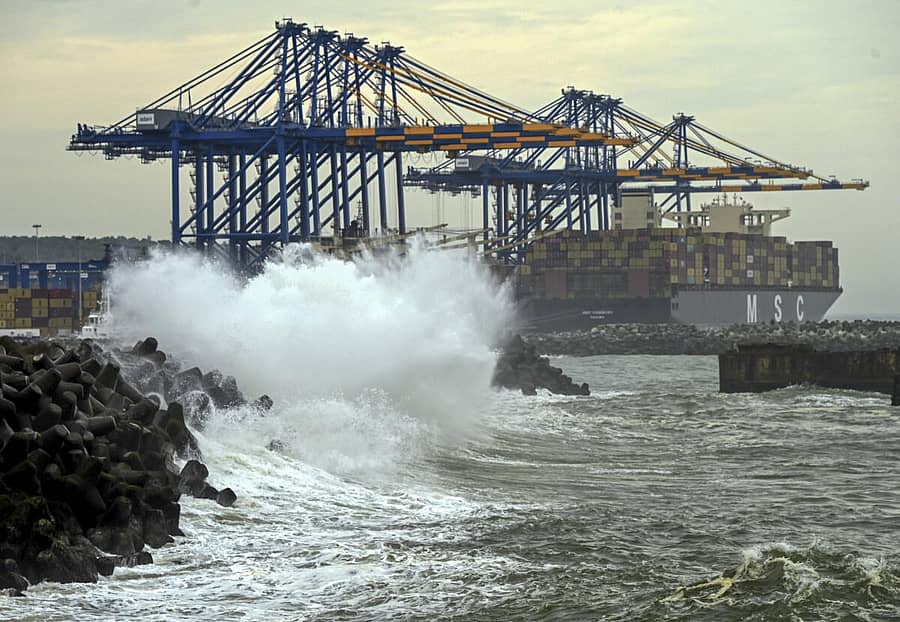 <div class="paragraphs"><p>ಭಾರಿ ಮಳೆಗೆ ತಿರುವನಂತಪುರದ ಕಡಲ ಕಿನಾರೆಯಲ್ಲಿ ಬೃಹತ್ ಗಾತ್ರದ ಅಲೆಗಳು ಎದ್ದಿರುವುದು</p></div>