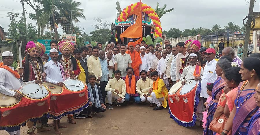 ಶಿಗ್ಗಾವಿ ಪಟ್ಟಣದ ಪಾದಕಟ್ಟಿಯಲ್ಲಿ ನಡೆದ ನಿಜಸುಖಿ ಹಡಪದ ಅಪ್ಪಣ್ಣ ಅವರ ಚಿತ್ರ ಮೆರವಣಿಗೆಗೆ ಅಥಣಿ ಕಕಮರಿಮಠದ ಅಭಿನವ ಗುರುಲಿಂಗಜಂಗಮ ಸ್ವಾಮೀಜಿ ಚಾಲನೆ ನೀಡಿದರು