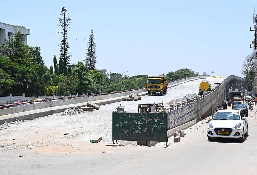 ನಗರದ ಹೆಬ್ಬಾಳ ಮೇಲ್ಸೇತುವೆ ಬಳಿ ಲೂಪ್‌ (ಪಥ) ನಿರ್ಮಾಣ ಕಾಮಗಾರಿ‌ ನಡೆಯುತ್ತಿದೆ -  ಪ್ರಜಾವಾಣಿ ಚಿತ್ರ