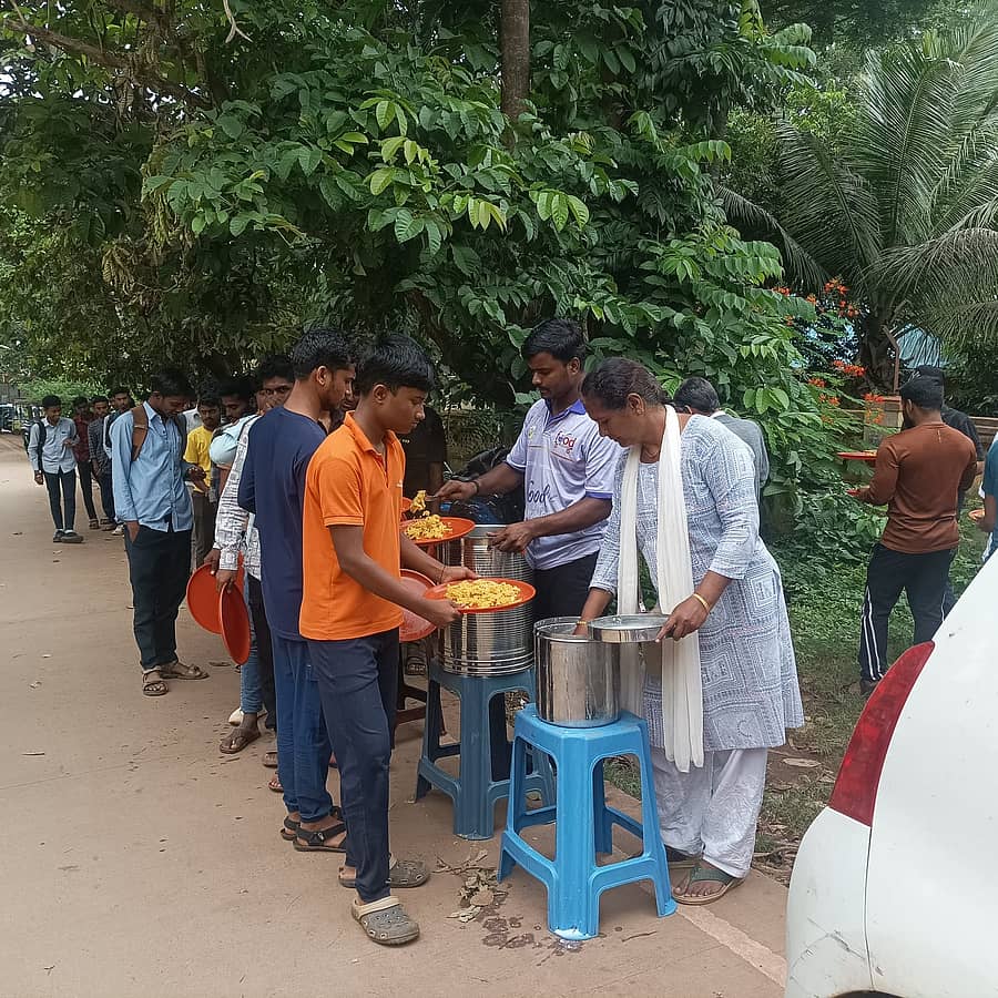 <div class="paragraphs"><p>ಧಾರವಾಡದ ಕೋರ್ಟ್ ಸರ್ಕಲ್‌ನಲ್ಲಿ ಗ್ರಂಥಾಲಯದ ಎದುರುಗಡೆ ಗ್ರಾಮ ವಿಕಾಸ ಸಂಸ್ಥೆಯಿಂದ ಉಚಿತವಾಗಿ ಊಟ ವಿತರಿಸಲಾಯಿತು</p></div>