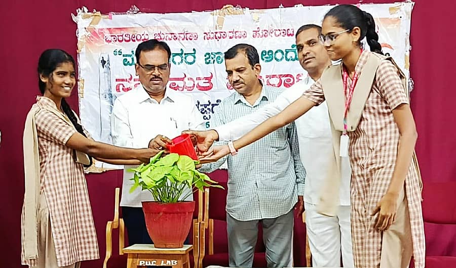 ಕಲಬುರಗಿಯ ಸೇಂಟ್ ಜೋಸೆಫ್ ಮಹಿಳಾ ಪದವಿ ಪೂರ್ವ ಮಹಾವಿದ್ಯಾಲಯದಲ್ಲಿ ಶನಿವಾರ ಏರ್ಪಡಿಸಿದ್ದ ‘ನನ್ನ ಮತ ಮಾರಾಟಕ್ಕಿಲ್ಲ–ಮತದಾರರ ಜಾಗೃತಿ ಆಂದೋಲನ’ ಕಾರ್ಯಕ್ರಮವನ್ನು ವಿವೇಕಾನಂದ ಇನ್‌ಸ್ಟಿಟ್ಯೂಟ್‌ ಆಫ್‌ ಮ್ಯಾನೇಜ್‌ಮೆಂಟ್‌ನ ಪ್ರಾಂಶುಪಾಲ ಪ್ರವೀಣ ನಾಯಕ ಉದ್ಘಾಟಿಸಿದರು. ಸಾಹಿತಿ ಚಿ.ಸಿ.ನಿಂಗಣ್ಣ ಹಾಜರಿದ್ದರು