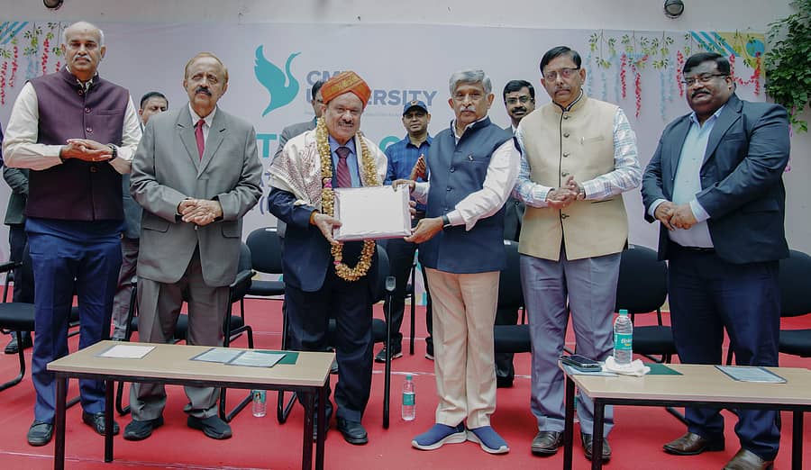 ಸಿಎಂಆರ್ ವಿಶ್ವವಿದ್ಯಾಲಯದಲ್ಲಿ ನಡೆದ ಕಾರ್ಯಕ್ರಮದಲ್ಲಿ ನಿವೃತ್ತ ನ್ಯಾಯಮೂರ್ತಿ ಬಿ.ಎ.ಪಾಟೀಲ್ ಅವರನ್ನು ಸನ್ಮಾನಿಸಲಾಯಿತು.