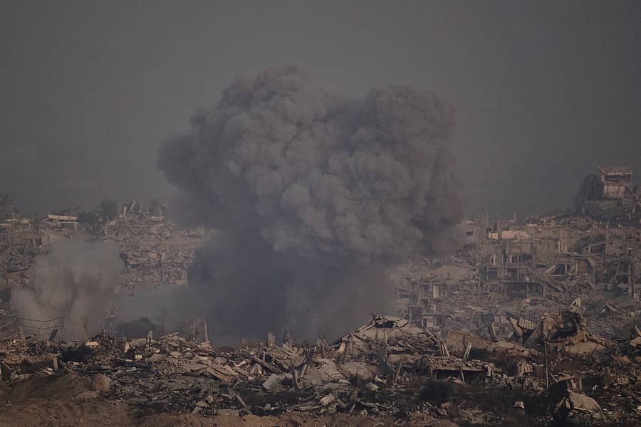 <div class="paragraphs"><p>ಗಾಜಾ ಪಟ್ಟಿ ಮೇಲೆ ಇಸ್ರೇಲ್‌ ಸೇನೆಗಳು ನಡೆಸಿದ ಸೇನಾ ದಾಳಿಯ ಬಳಿಕ ದಟ್ಟ ಹೊಗೆ ಆವರಿಸಿಕೊಂಡಿರುವುದು</p></div>