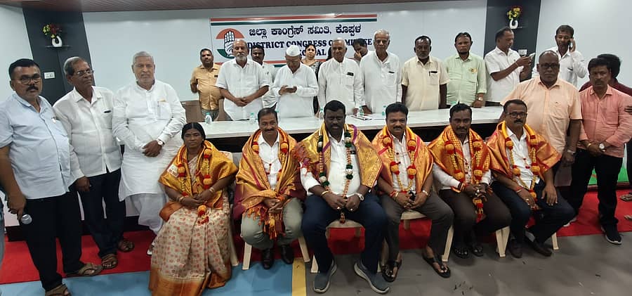 ಕೊಪ್ಪಳ ಜಿಲ್ಲಾ ಕಾಂಗ್ರೆಸ್‌ ಪಕ್ಷದ ಕಾರ್ಯಾಲಯದಲ್ಲಿ ಶನಿವಾರ ನಡೆದ ಕಾರ್ಯಕ್ರಮದಲ್ಲಿ ರಾಬಕೊವಿ ನೂತನ ಅಧ್ಯಕ್ಷ ರಾಘವೇಂದ್ರ ಹಿಟ್ನಾಳ, ನಿರ್ದೇಶಕರು ಹಾಗೂ ಕೆಎಂಎಫ್‌ ಸದಸ್ಯರನ್ನು ಸನ್ಮಾನಿಸಲಾಯಿತು