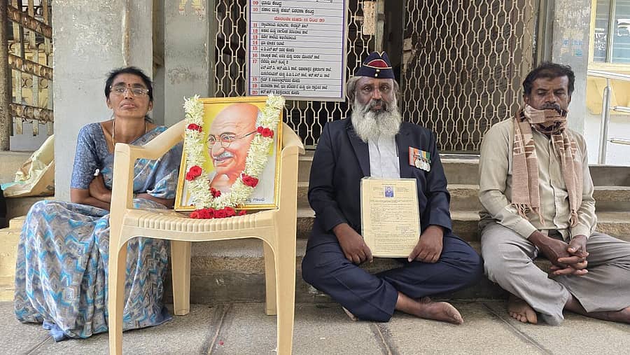 ಚಿಂತಾಮಣಿಯಲ್ಲಿ ಮಾಜಿ ಸೈನಿಕ ಶಿವಾನಂದರೆಡ್ಡಿ ಜಮೀನು ಮಂಜೂರಾತಿಗಾಗಿ ಒತ್ತಾಯಿಸಿ ಕುಟುಂಬಸ್ಥರೊಂದಿಗೆ ಉಪವಾಸ ಸತ್ಯಾಗ್ರಹ ಕುಳಿತಿರುವುದು