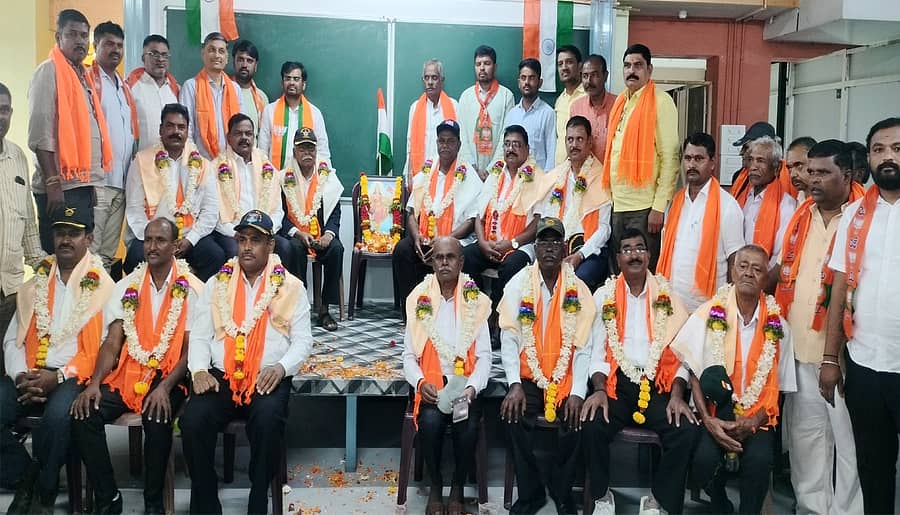 <div class="paragraphs"><p>ಕಾರ್ಗಿಲ್ ವಿಜಯೋತ್ಸವದ ಅಂಗವಾಗಿ ಲಕ್ಷ್ಮೇಶ್ವರದ ಬಾಲಾಜಿ ಆಸ್ಪತ್ರೆಯಲ್ಲಿ ತಾಲ್ಲೂಕಿನ ಮಾಜಿ ಸೈನಿಕರನ್ನು ಸನ್ಮಾನಿಸಲಾಯಿತು</p></div>
