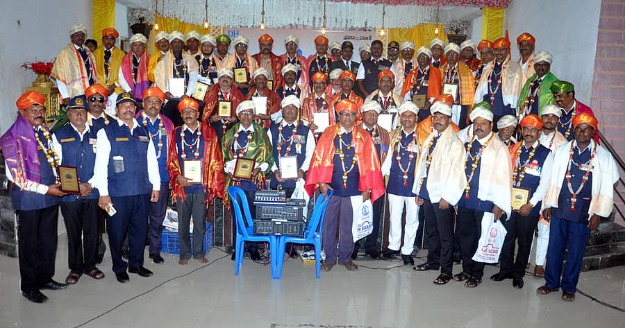 ಸಿಂದಗಿ ಪಟ್ಟಣದ ಡಾ.ಬಿ.ಆರ್‌.ಅಂಬೇಡ್ಕರ್‌ ಭವನದಲ್ಲಿ ಶನಿವಾರ ‘ಪ್ರಜಾವಾಣಿ’ ಮತ್ತು ‘ಡೆಕ್ಕನ್‌ ಹೆರಾಲ್ಡ್‌’ ದಿನಪತ್ರಿಕೆಗಳ ಸಹಯೋಗದಲ್ಲಿ ಆಯೋಜಿಸಲಾಗಿದ್ದ  ‘ಕಾರ್ಗಿಲ್‌ ವಿಜಯ ದಿವಸ್‌’ನಲ್ಲಿ ಮಾಜಿ ಸೈನಿಕರನ್ನು ಸನ್ಮಾನಿಸಲಾಯಿತು  –ಪ್ರಜಾವಾಣಿ ಚಿತ್ರ