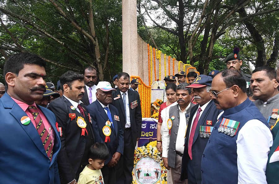 ಧಾರವಾಡದ ಕಾರ್ಗಿಲ್ ಸ್ತೂಪ ಆವರಣದಲ್ಲಿ ಅಖಿಲ ಕರ್ನಾಟಕ ಮಾಜಿ ಸೈನಿಕರ ಸಂಘ ಜಿಲ್ಲಾ ಘಟಕದವರು ಹುತಾತ್ಮ ಯೋಧರ ಸ್ಮಾರಕಕ್ಕೆ ಶನಿವಾರ ನಮನ ಸಲ್ಲಿಸಿದರು