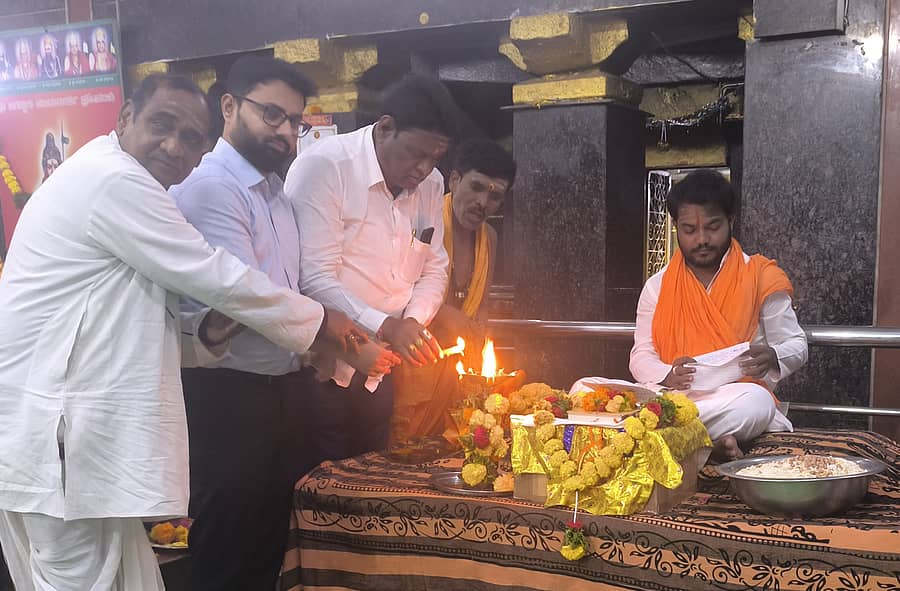 ಔರಾದ್ ಅಮರೇಶ್ವರ ದೇವಸ್ಥಾನದಲ್ಲಿ ತಹಶೀಲ್ದಾರ್ ಮಹೇಶ ಪಾಟೀಲ ಪೂಜೆ ಸಲ್ಲಿಸಿ ‍ಶ್ರಾವಣ ಮಾಸದ ಪ್ರವಚನ ಉದ್ಘಾಟಿಸಿದರು