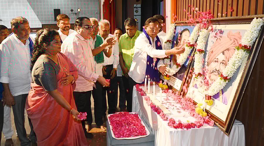 ಶಾಹು ಮಹಾರಾಜರ ಭಾವಚಿತ್ರಕ್ಕೆ ಪುಷ್ಪನಮನ ಸಲ್ಲಿಸಲಾಯಿತು. ಸಿ.ಎಂ. ಇಬ್ರಾಹಿಂ, ಕೋಡಿಹಳ್ಳಿ ಚಂದ್ರಶೇಖರ್‌, ಎಂ. ಗೋಪಿನಾಥ್‌, ಮಾರಸಂದ್ರ ಮುನಿಯಪ್ಪ, ಆರ್ ಮೋಹನ್ ರಾಜ್ , ಸ್ವಪ್ನ ಮೋಹನ್ ಉಪಸ್ಥಿತರಿದ್ದರು. ಪ್ರಜಾವಾಣಿ ಚಿತ್ರ