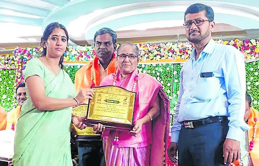 <div class="paragraphs"><p>ಎಸ್‌ಎಸ್‌ಎಲ್‌ಸಿ ಪರೀಕ್ಷೆಯಲ್ಲಿ ಶೇಕಡಾ ನೂರಕ್ಕೆ ನೂರು ಫಲಿತಾಂಶ ಗಳಿಸಿರುವ ಬೀದರ್‌ನ ಜ್ಞಾನಸುಧಾ ವಿದ್ಯಾಲಯದ ಪ್ರಾಚಾರ್ಯೆ ಸುನೀತಾ ಸ್ವಾಮಿ ಅವರನ್ನು ಜಿಲ್ಲಾಧಿಕಾರಿ ಶಿಲ್ಪಾ ಶರ್ಮಾ ಸನ್ಮಾನಿಸಿದರು</p></div>