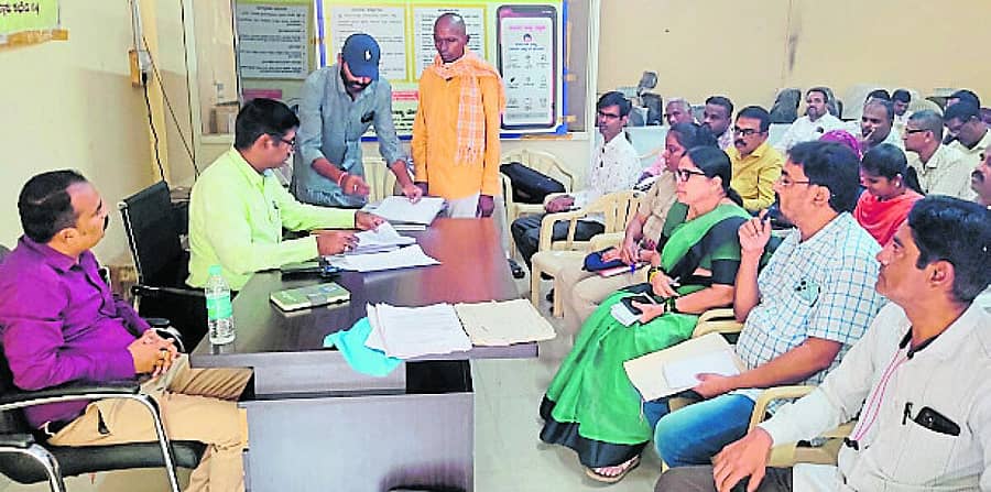 <div class="paragraphs"><p>ಕಂಪ್ಲಿ ತಾಲ್ಲೂಕು ಕಚೇರಿ ಸಭಾಂಗಣದಲ್ಲಿ ಶುಕ್ರವಾರ ನಡೆದ ಸಾರ್ವಜನಿಕರ ಕುಂದುಕೊರತೆ ಸಭೆಯಲ್ಲಿ ಲೋಕಾಯುಕ್ತ ನಿರೀಕ್ಷಕ ನಾಗರೆಡ್ಡಿ ಅವರು ನಾಗರಿಕರಿಂದ ಅಹವಾಲು ಸ್ವೀಕರಿಸಿದರು</p></div>