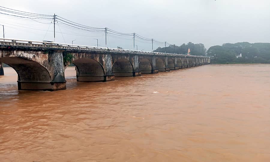 ಶಿವಮೊಗ್ಗ ನಗರದ ಬಳಿ ಮೈದುಂಬಿ ಹರಿಯುತ್ತಿರುವ ತುಂಗಾ ನದಿ
