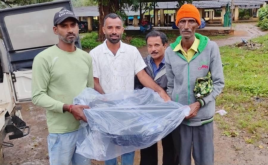 ಗೋಣಿಕೊಪ್ಪಲು ಬಳಿಯ ಬಾಳೆಲೆ ಗಂಧದಗುಡಿ ಕಾಲೋನಿಯ ಸುರೇಶ್ ಅವರಿಗೆ ಪವನ್ ಚಿಟ್ಟಿಯಪ್ಪ ಹಾಗೂ ಚಂದ್ರನ್ ಭೇಟಿ ಪ್ಲಾಸ್ಟಿಕ್ ಟಾರ್ಪಾಲ್ ವಿತರಿಸಿದರು