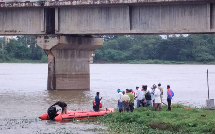 ಹೂವಿನಹಡಗಲಿ ತಾಲ್ಲೂಕು ಮದಲಗಟ್ಟಿ ಬಳಿ ತುಂಗಭದ್ರಾ ನದಿಯಲ್ಲಿ ಅಗ್ನಿಶಾಮಕ ದಳ ಸಿಬ್ಬಂದಿ ಶೋಧ ಕಾರ್ಯ ನಡೆಸಿರುವುದು.