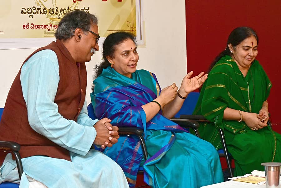 ಕಾರ್ಯಕ್ರಮದಲ್ಲಿ ಸುಚೇಂದ್ರ ಪ್ರಸಾದ್‌, ಡಾ. ಅಹಲ್ಯಾ ಶರ್ಮಾ ಮತ್ತು ಕರುಣಾ ವಿಜಯೇಂದ್ರ ಅವರು ಸಮಾಲೋಚನೆ ನಡೆಸಿದರು
ಪ್ರಜಾವಾಣಿ ಚಿತ್ರ