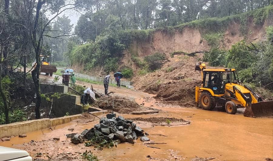 ಸೋಮವಾರಪೇಟೆ ತಾಲ್ಲೂಕಿನ ಶಾಂತಳ್ಳಿ, ಸಕಲೇಶಪುರ ರಾಜ್ಯಹೆದ್ದಾರಿಯ ಜೇಡಿಗುಂಡಿ ಬಳಿ ರಸ್ತೆ ಮೇಲೆ ಬರೆ ಕುಸಿದಿದ್ದು, ತೆರವಿನ ಕಾರ್ಯ ಭಾನುವಾರ ನಡೆಯಿತು