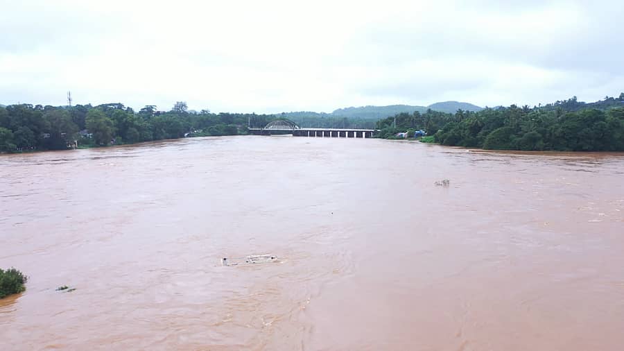 ತೀರ್ಥಹಳ್ಳಿಯಲ್ಲಿ ತುಂಗಾ ನದಿ ಮೈದುಂಬಿ ಹರಿಯುತ್ತಿದ್ದು, ಇದರ ನಡುವೆ ಇರುವ ರಾಮ ಮಂಟಪದ ಮೇಲಿನ ಚಪ್ಪಡಿ ಕಾಣಿಸುತ್ತಿರುವುದು