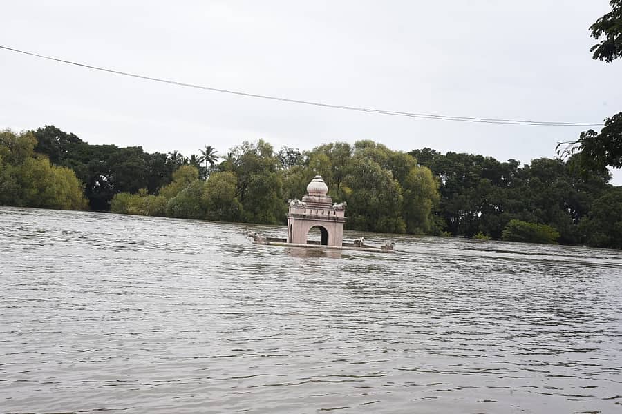 ನಂಜನಗೂಡಿನ ಕಪಿಲಾ ನದಿ ಸ್ನಾನ ಘಟ್ಟದ ಹದಿನಾರು ಕಾಲು ಮಂಟಪ ಭಾಗಶಃ ಮುಳುಗಿದೆ