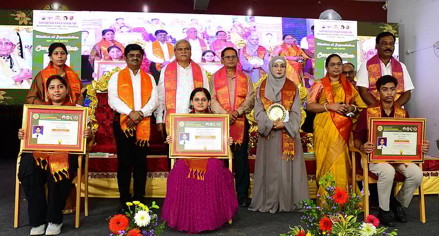 ಕಲಬುರಗಿಯಲ್ಲಿ ಸಾಧಕ ವಿದ್ಯಾರ್ಥಿಗಳನ್ನು ಗಣ್ಯರು ಸತ್ಕರಿಸಿದರು. ಸಚಿವ ಶರಣಬಸಪ್ಪ ದರ್ಶನಾಪುರ, ಶ್ರೀಶೈಲ ಹೊಗಾಡೆ ಹಾಗೂ ವಿದ್ಯಾರ್ಥಿಗಳ ಪೋಷಕರು ಇದ್ದಾರೆ