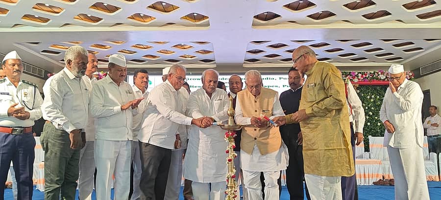 ವಿಜಯಪುರ ನಗರದಲ್ಲಿ ಭಾನುವಾರ ನಡೆದ ದ್ರಾಕ್ಷಿ ಬೆಳೆಗಾರರ ರಾಷ್ಟ್ರೀಯ ವಿಚಾರ  ಸಂಕಿರಣಕ್ಕೆ ಕೃಷಿ ಮಾರುಕಟ್ಟೆ ಸಚಿವ  ಶಿವಾನಂದ ಪಾಟೀಲ ಚಾಲನೆ ನೀಡಿದರು 