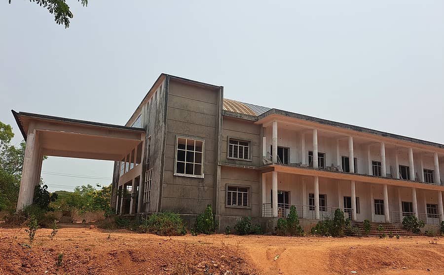 ಭಟ್ಕಳ ಸಾಗರ ರಸ್ತೆಯಲಿ ನಿರ್ಮಾಣ ಹಂತದಲ್ಲಿರುವ ಪುರಭವನ ಕಟ್ಟಡ