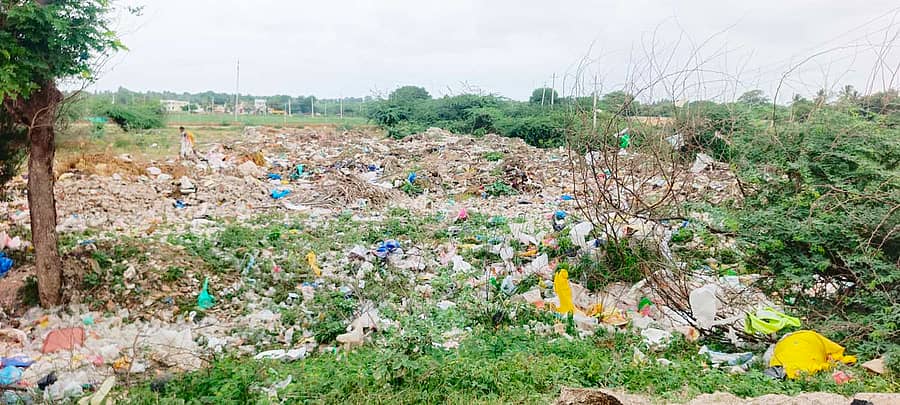 ನರೇಗಲ್‌ ಪಟ್ಟಣದ ಕೆಎಸ್‌ಎಸ್‌ ಶಾಲೆಯ ಸಮೀಪದ ಬಯಲು ಜಾಗದಲ್ಲಿ ಪಟ್ಟಣ ಪಂಚಾಯಿತಿಯವರು ಹಾಕಿರುವ ಕಸದ ರಾಶಿ