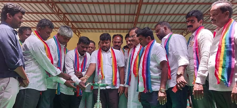 ಕೋಲಾರ ತಾಲ್ಲೂಕಿನ ವೇಮಗಲ್‌ನಲ್ಲಿ ಭಾನುವಾರ ಶಾಸಕ ಕೊತ್ತೂರು ಮಂಜುನಾಥ್‌ ಡೇರಿಯ ಸರ್ವ ಸದಸ್ಯರ ವಾರ್ಷಿಕ ಸಭೆ ಹಾಗೂ ಮಳಿಗೆ ಉದ್ಘಾಟಿಸಿದರು