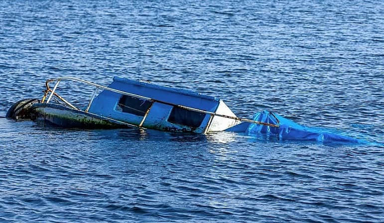 <div class="paragraphs"><p>ದೋಣಿ ಮಗುಚಿರುವ ದೃಶ್ಯ&nbsp;</p></div>