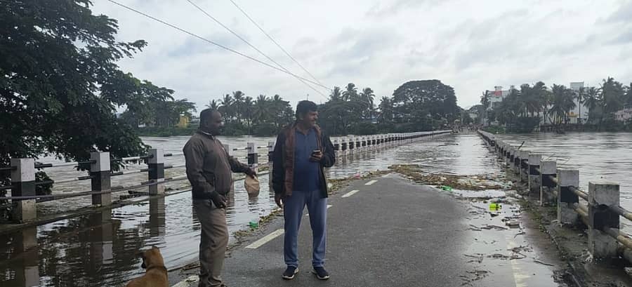 ಭದ್ರಾವತಿ ನಗರದ ಹೃದಯ ಭಾಗದಲ್ಲಿ ಹರಿಯುತ್ತಿರುವ ಭದ್ರಾ ನದಿಯಲ್ಲಿ ಪ್ರವಾಹ ಉಂಟಾಗಿದ್ದು, ಭಾನುವಾರ ಬೆಳಿಗ್ಗೆ ಹೊಸಸೇತುವೆ ಮುಳುಗಿರುವುದು
