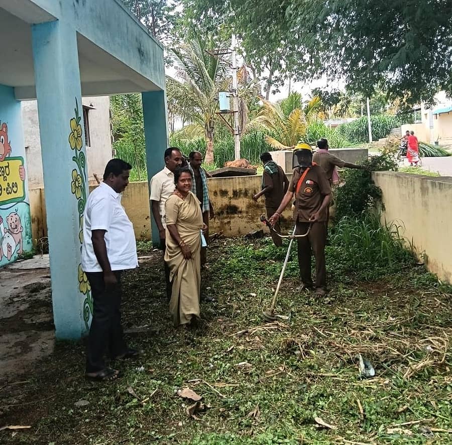 ‘ಸ್ವಚ್ಛ ಶುಕ್ರವಾರ’ ಕಾರ್ಯಕ್ರಮದಡಿ ರಾಮನಗರ ತಾಲ್ಲೂಕಿನ ಶಾಲಾವರಣ ಸ್ವಚ್ಛತೆಗೊಳಿಸಿದ ಗ್ರಾಮ ಪಂಚಾಯಿತಿ ಸಿಬ್ಬಂದಿ