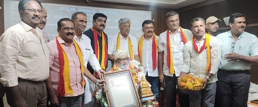 ಕೆ.ಆರ್.ಪೇಟೆ ಪಟ್ಟಣದಲ್ಲಿ ವಿವಿಧ ಸಂಘಟನೆಗಳು ಹಮ್ಮಿಕೊಂಡಿದ್ದ  ಸಮಾರಂಭದಲ್ಲಿ  ಕರ್ನಾಟಕ ಸಂಘದ  ಅಧ್ಯಕ್ಷ  ಪ್ರೊ. ಬಿ.ಜಯಪ್ರಕಾಶ್ ಗೌಡ  ಅವರನ್ನು ಅಭಿನಂದಿಸಲಾಯಿತು. ವಿಧಾನ ಪರಿಷತ್ತಿನ ಮಾಜಿ ಸದಸ್ಯ ಕೆ.ಟಿ.ಶ್ರೀಕಂಠೇಗೌಡ ಭಾಗವಹಿಸಿದ್ದರು.