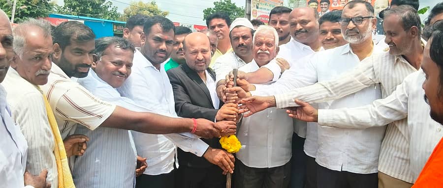 ರಾಮನಗರ ತಾಲ್ಲೂಕಿನ ಮಾಯಗಾನಹಳ್ಳಿ ಗ್ರಾಮದಲ್ಲಿ ಕೇತೋಹಳ್ಳಿ– ಕೆಂಜಿಗರಹಳ್ಳಿ ರಸ್ತೆ ಅಭಿವೃದ್ಧಿ ಕಾಮಗಾರಿಗೆ ಶಾಸಕ ಎಚ್.ಎ. ಇಕ್ಬಾಲ್ ಹುಸೇನ್ ಭೂಮಿಪೂಜೆ ನೆರವೇರಿಸಿದರು. ಗ್ರಾಮಾಂತರ ಬ್ಲಾಕ್ ಕಾಂಗ್ರೆಸ್ ಅಧ್ಯಕ್ಷ ವಿ.ಎಚ್. ರಾಜು ಹಾಗೂ ಇತರರು ಇದ್ದಾರೆ